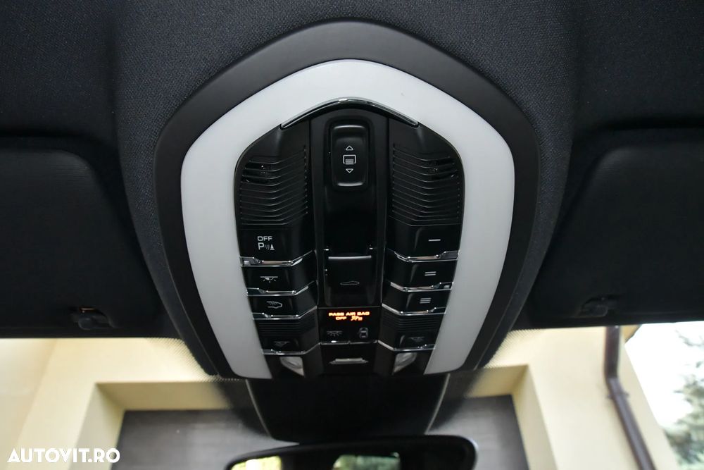 Porsche Cayenne 3.0 L - 35