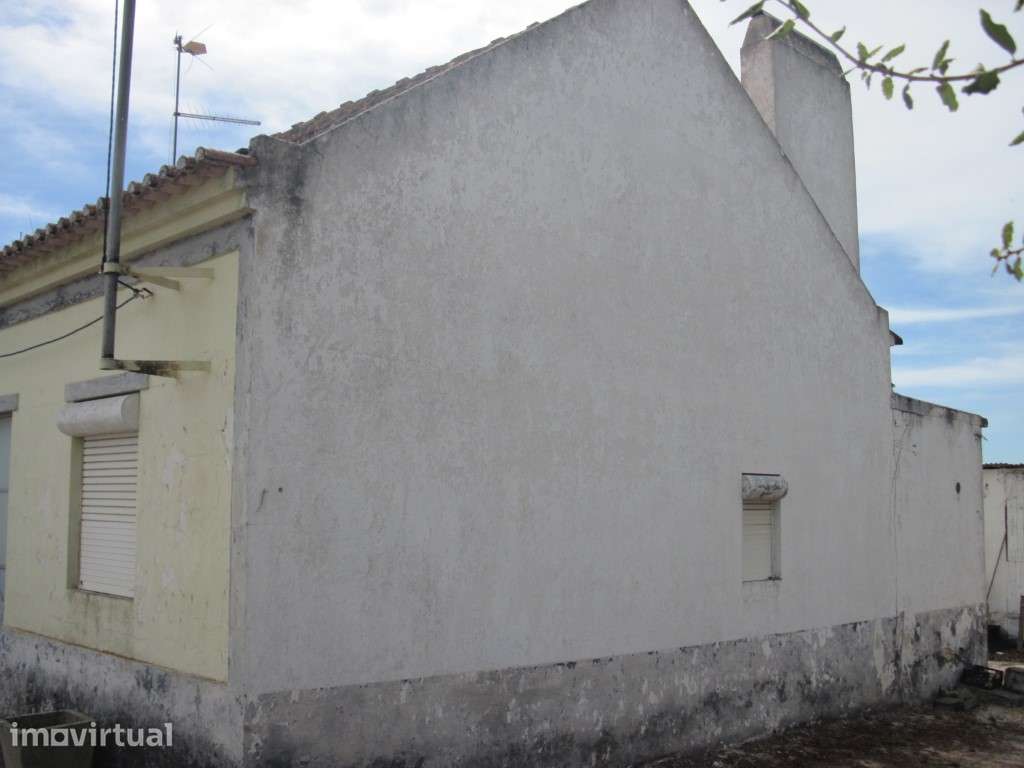 Moradia Isolada com anexos, inserida em Terreno com 5.400m2 - Grande imagem: 3/18