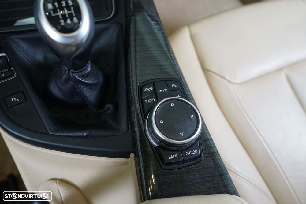 BMW 320 d Line Luxury - 33