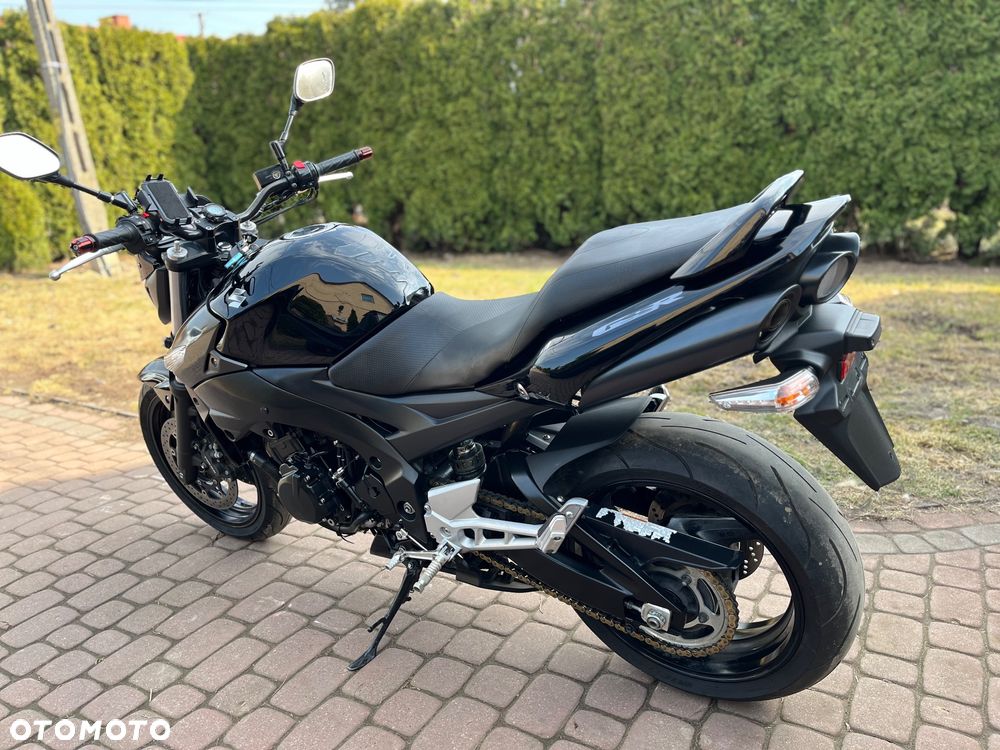 Suzuki GSR - 9