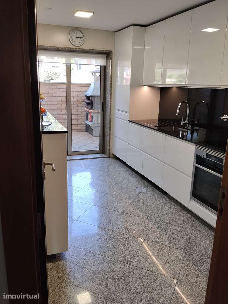 Moradia V4+1  Carvalhos - condomínio c/ piscina, campo jogos e ginásio - Grande imagem: 4/18