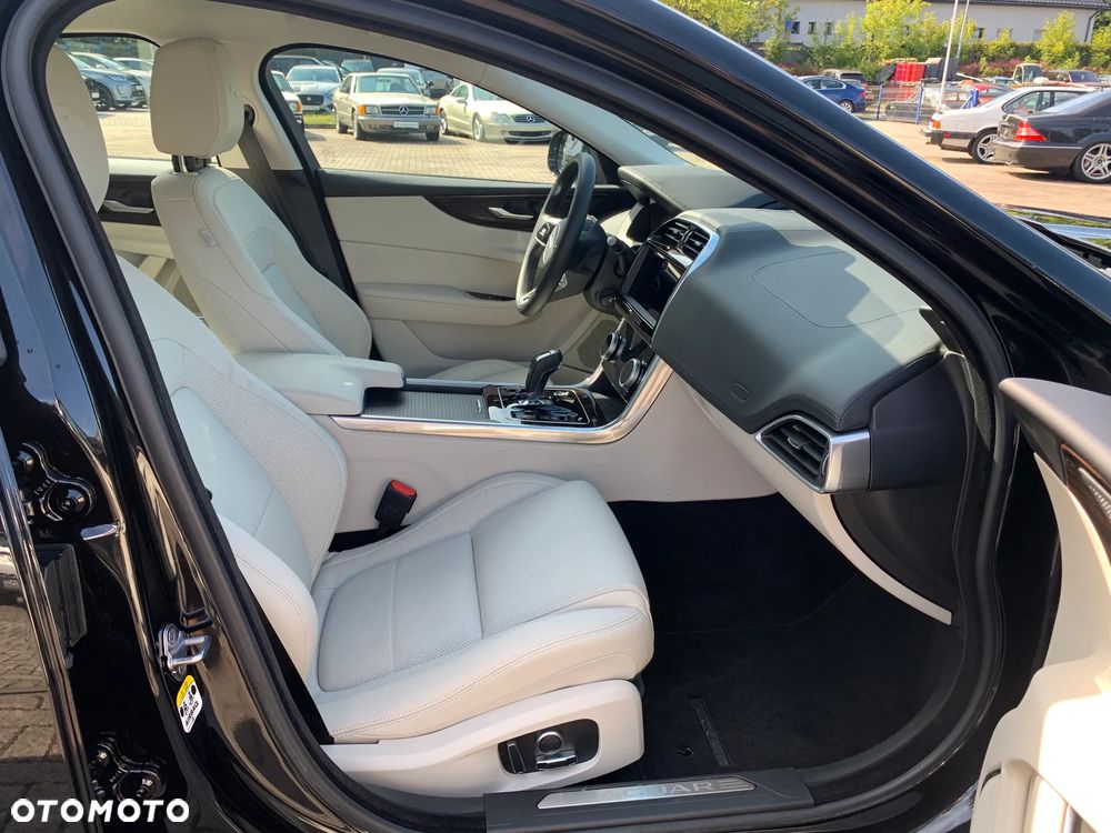 Jaguar XE 2.0 D200 mHEV R-Dynamic Black - 18