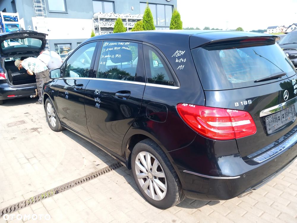 MERCEDES B-KLASA W246 NAKŁADKA LISTWA PROGOWA LEWA KOLOR: 191 - 1