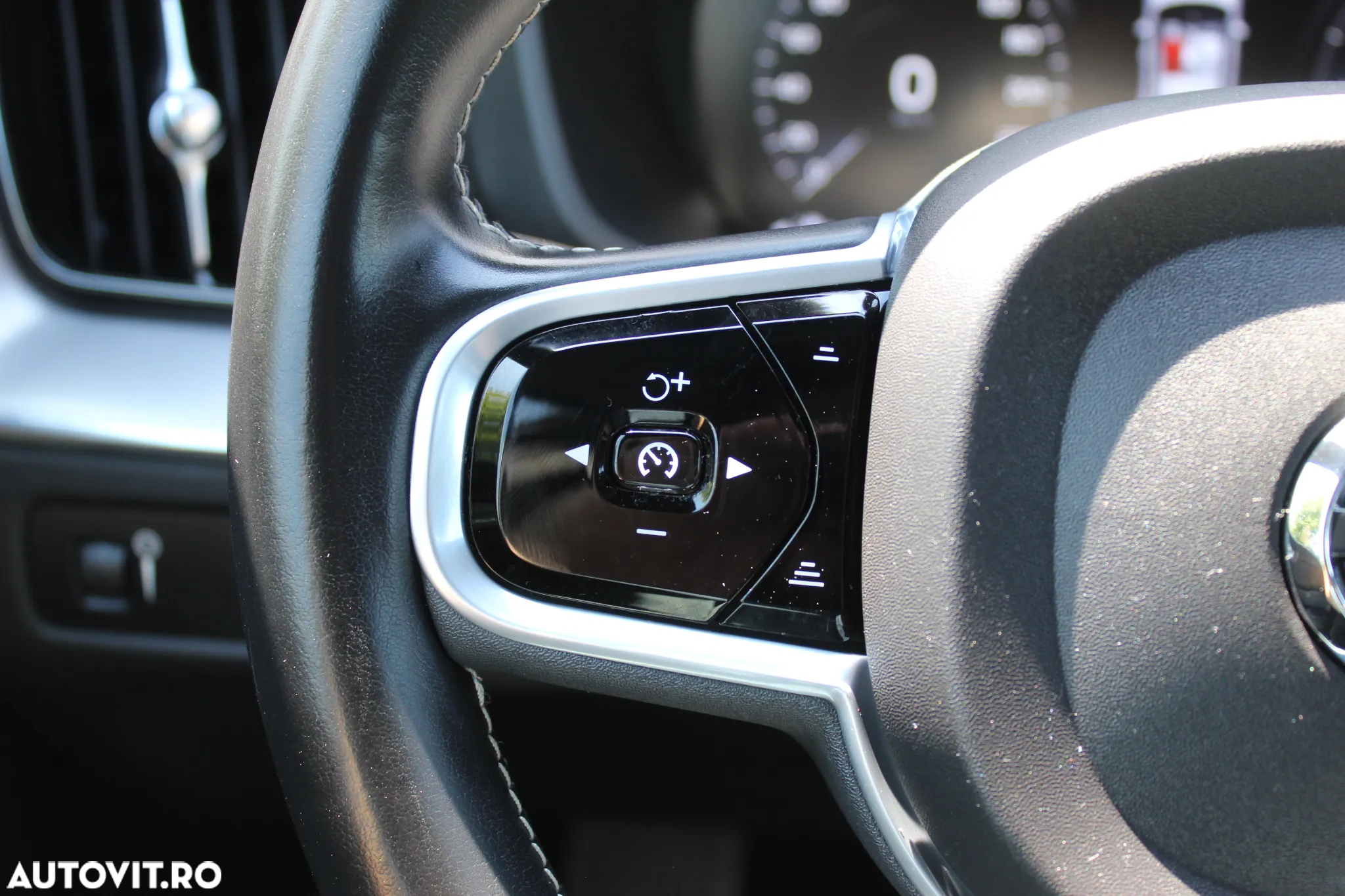 Volvo XC 60 B4 MHEV AWD R-Design - 15