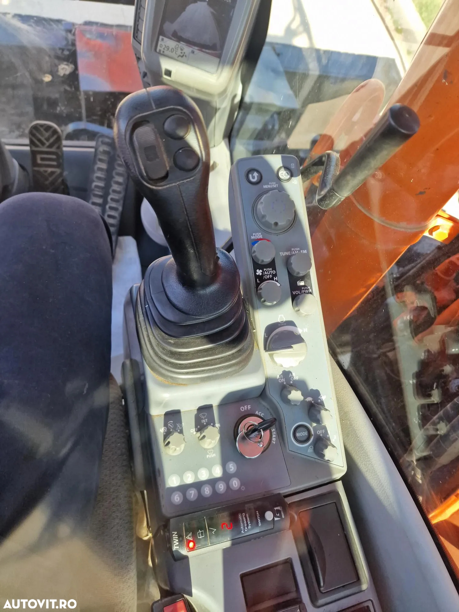 Hitachi EXCAVATOR PE ROTI, 3 brate excavare, LAMA+CALE, cupa NOUA 1,2m latime, Masa operationala 17,2t, Inst picon, A doua inst hidr, 2018, 2.993h, hidraulica HITACHI, anv noi, posibilitate leaisng 3 ani, PROMOTIE 99.900 EUR+Tva - 14