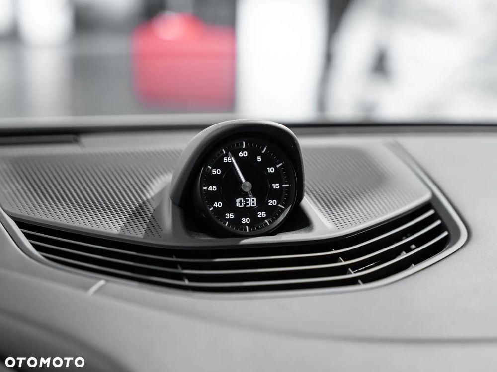 Porsche Taycan Turbo - 32