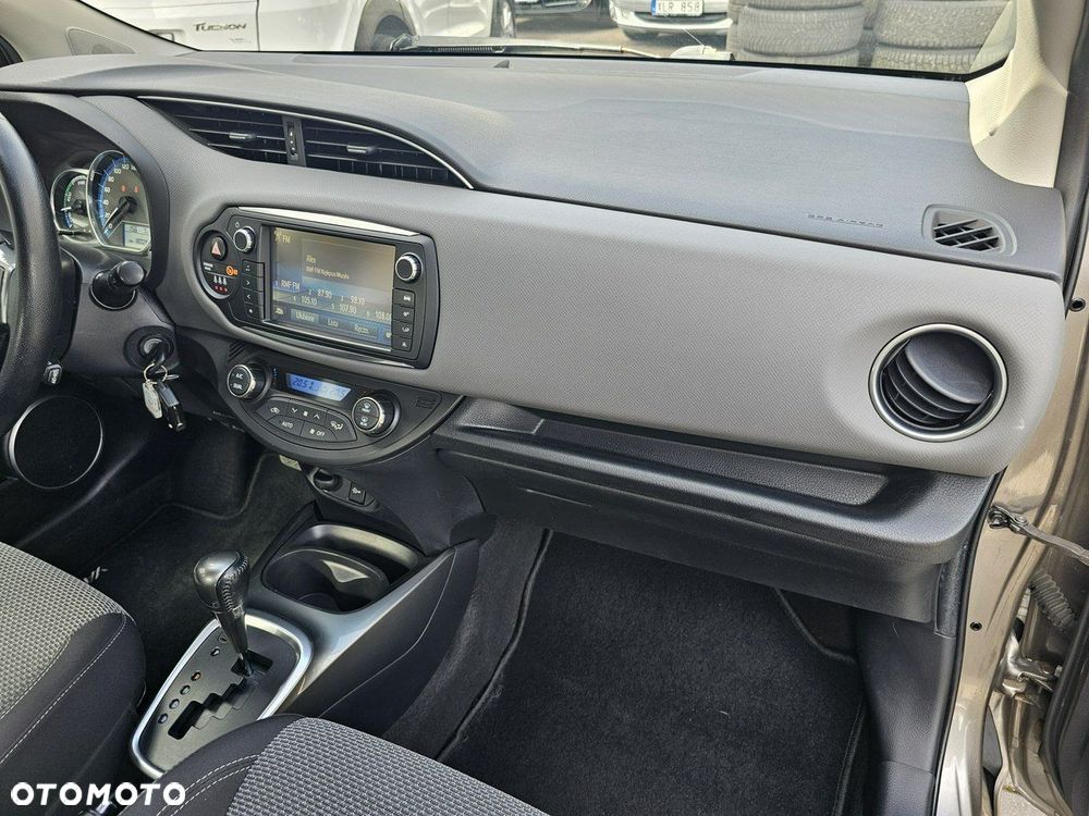 Toyota Yaris Hybrid 100 Business Edition - 30