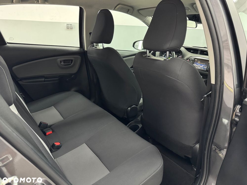 Toyota Yaris Hybrid 100 Business Edition - 25