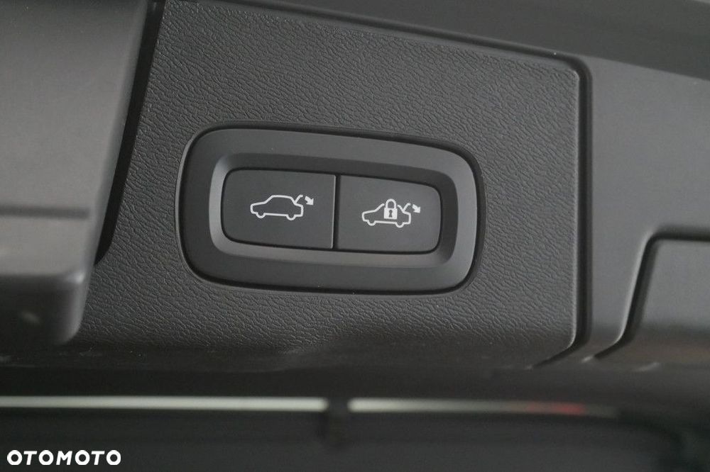 Volvo XC 60 B4 D Plus Dark - 17