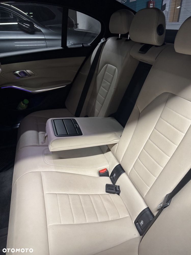 BMW Seria 3 330i xDrive - 17