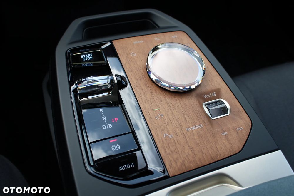 BMW iX xDrive40 76.6kWh - 32