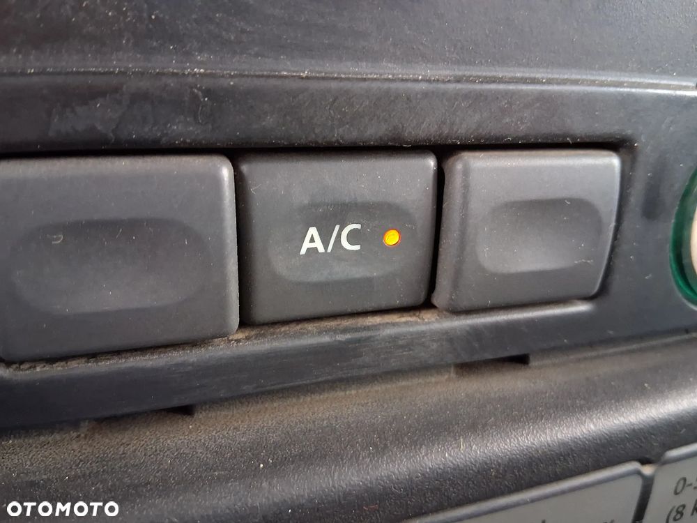 Land Rover Defender 2.4 TD4 SE - 12