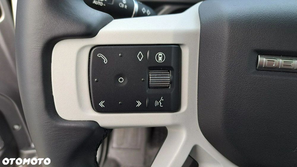 Land Rover Defender - 25