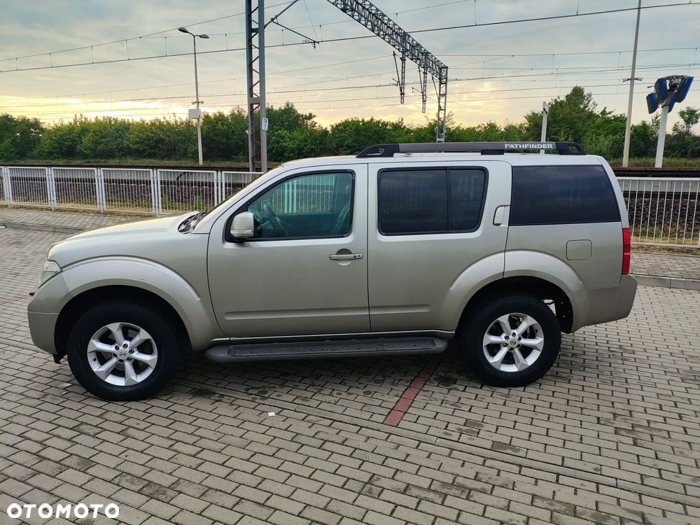 Nissan Pathfinder 2.5 D LE - 4