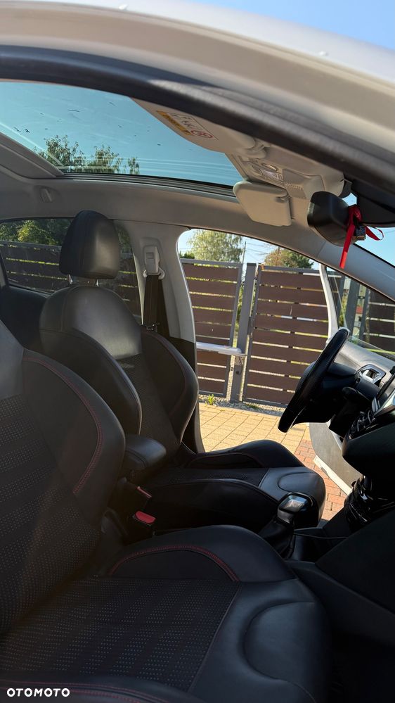 Peugeot 208 - 5