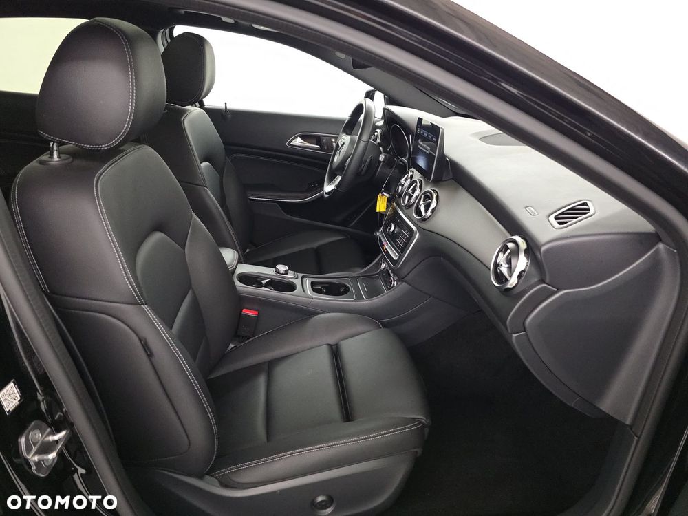 Mercedes-Benz GLA 250 4Matic 7G-DCT - 9