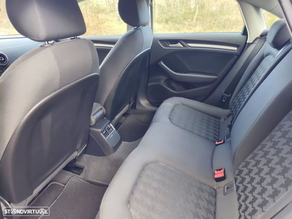 Audi A3 Limousine 1.6 TDI Business Line Attraction - 17