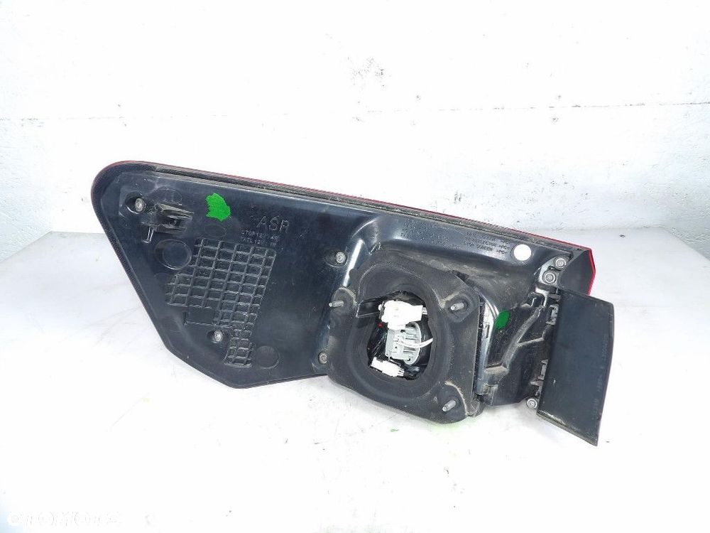 TOYOTA AVENSIS T27 LIFT SEDAN LAMPA TYŁ PRAWA E214079 - 2