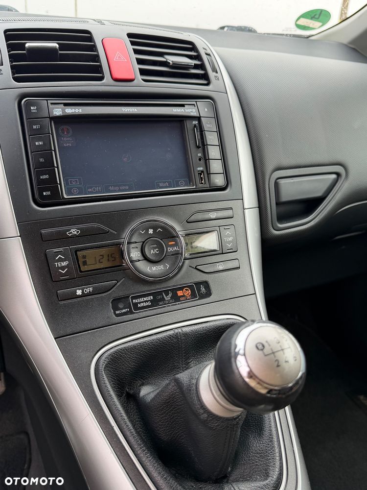 Toyota Auris 2.2 D-4D X - 17