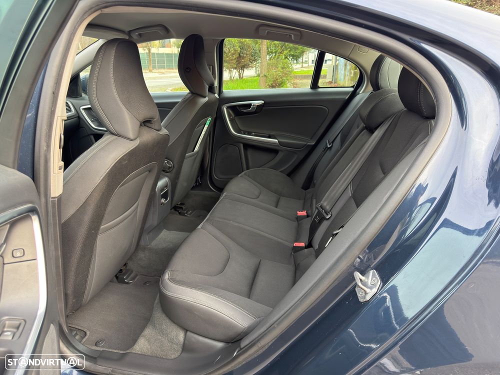 Volvo S60 2.0 D4 Momentum Geartronic - 8