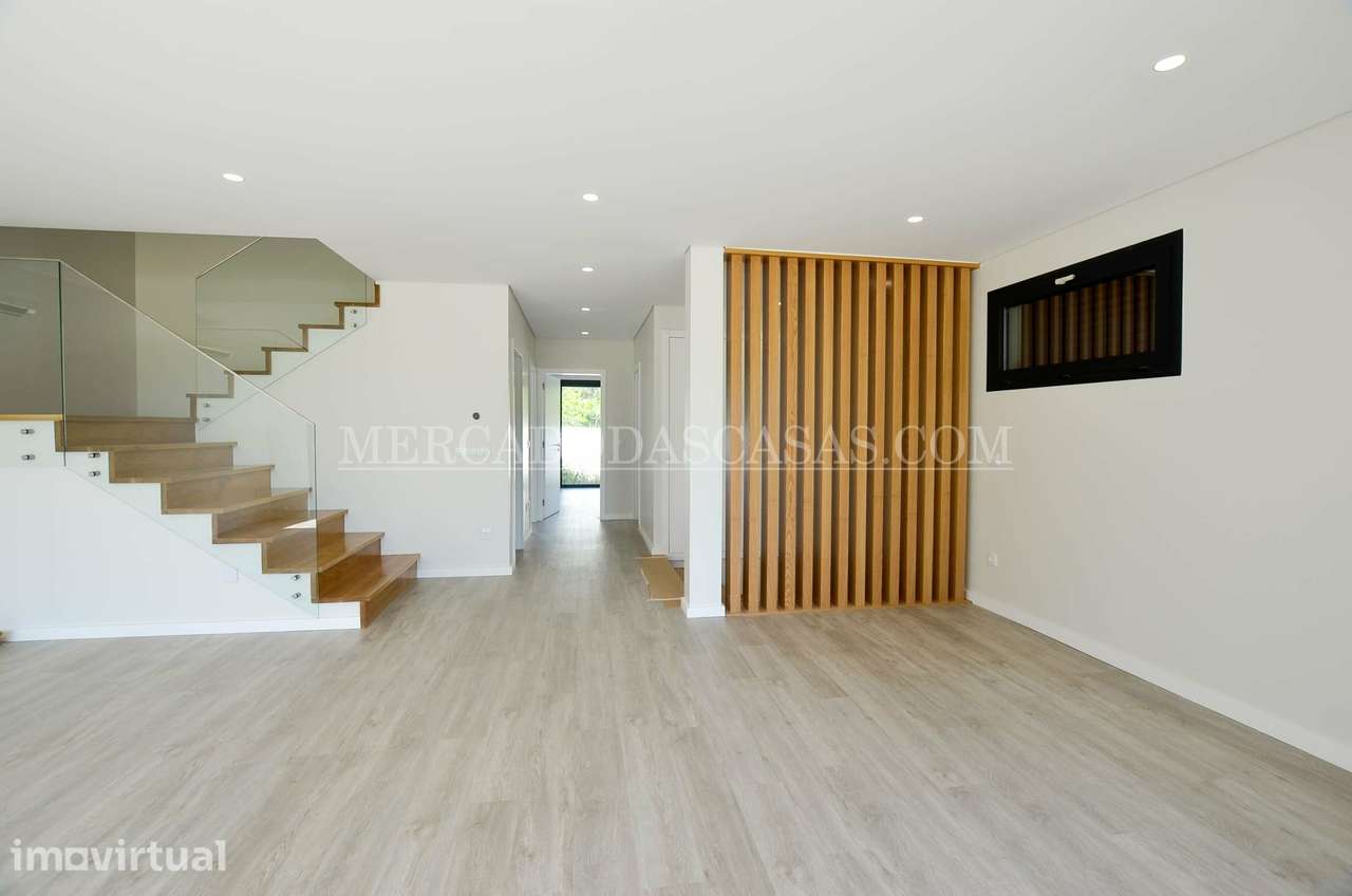 Moradia T4 com Design Moderno e Acabamentos de Excelência - Grande imagem: 4/23