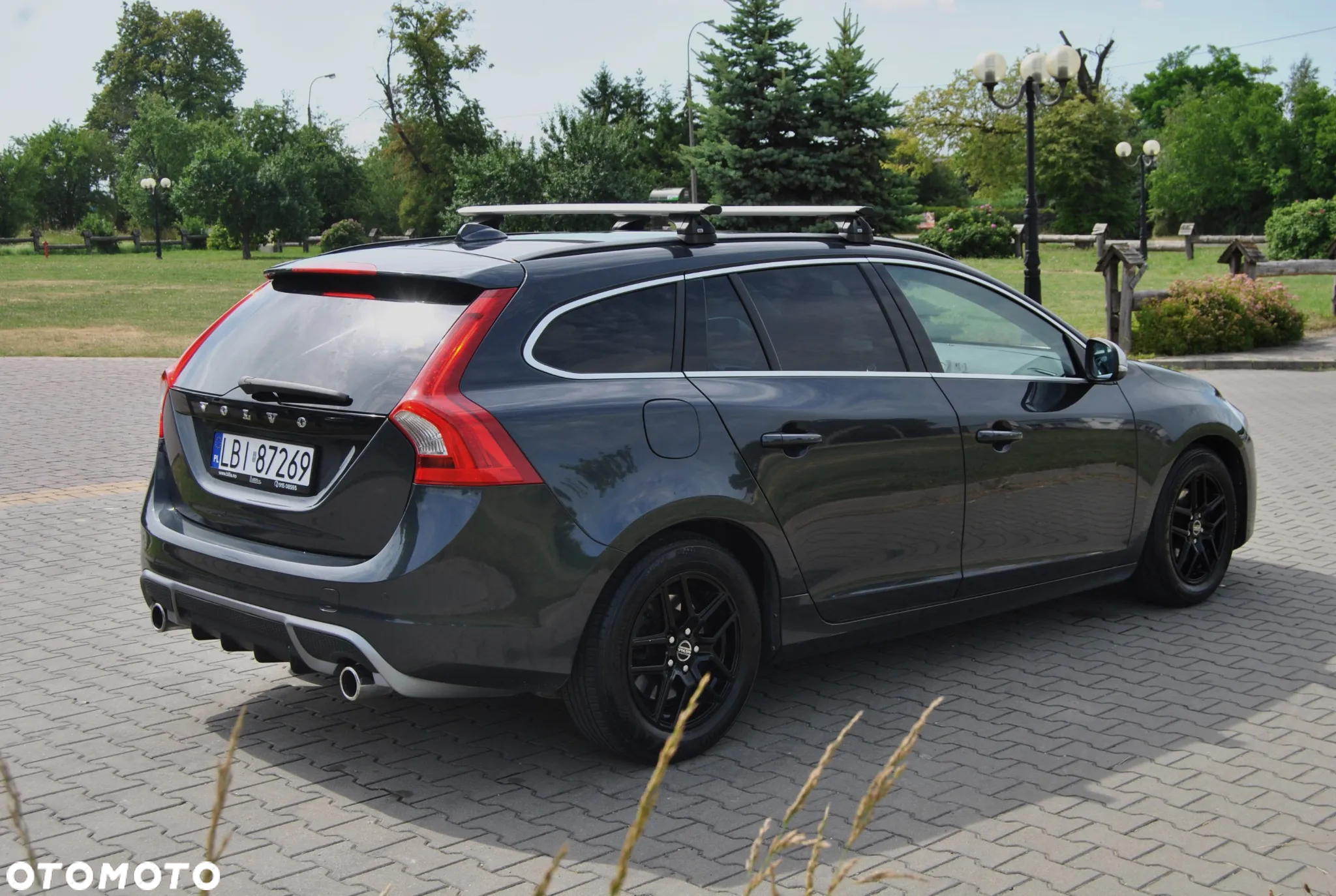 Volvo V60 D2 R-Design - 3