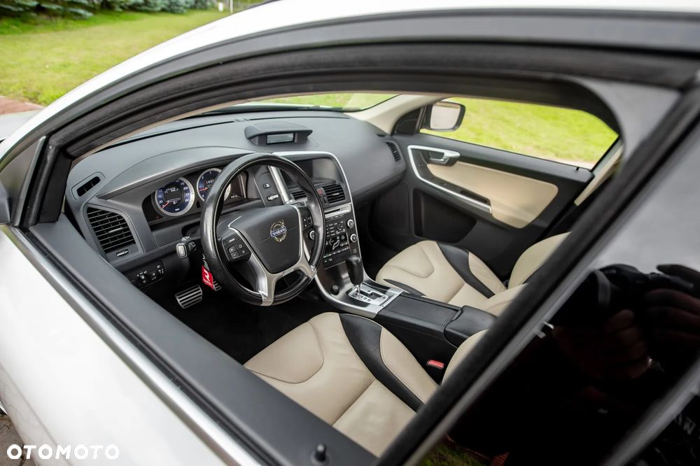 Volvo XC 60 D5 AWD Geartronic Momentum - 11
