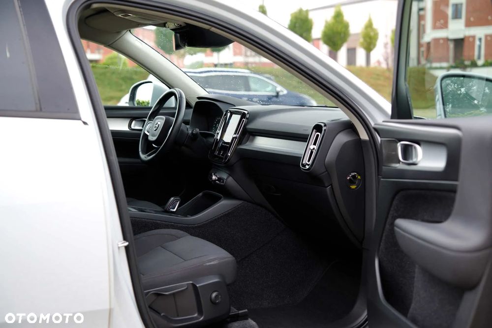 Volvo XC 40 B4 B AWD DKG Momentum Pro - 32