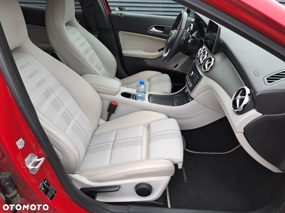 Mercedes-Benz GLA 180 d 7G-DCT Urban - 11