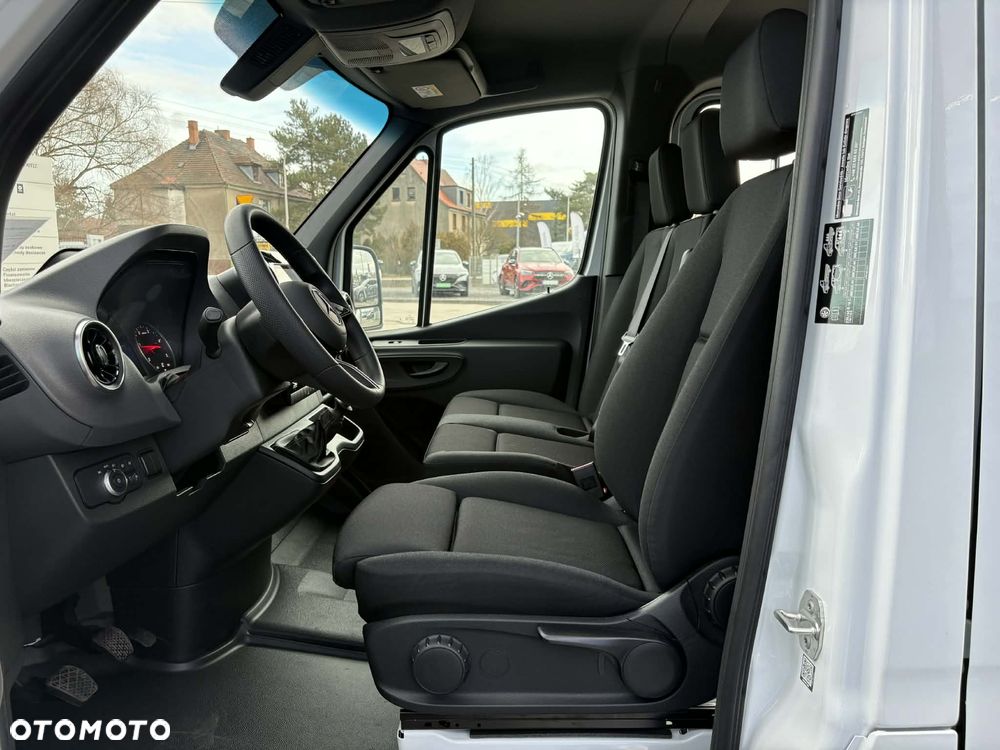 Mercedes-Benz Sprinter - 13