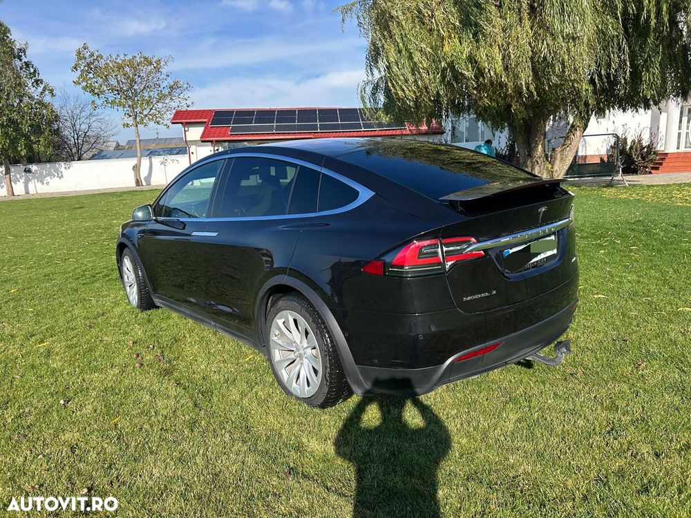 Tesla Model X - 8