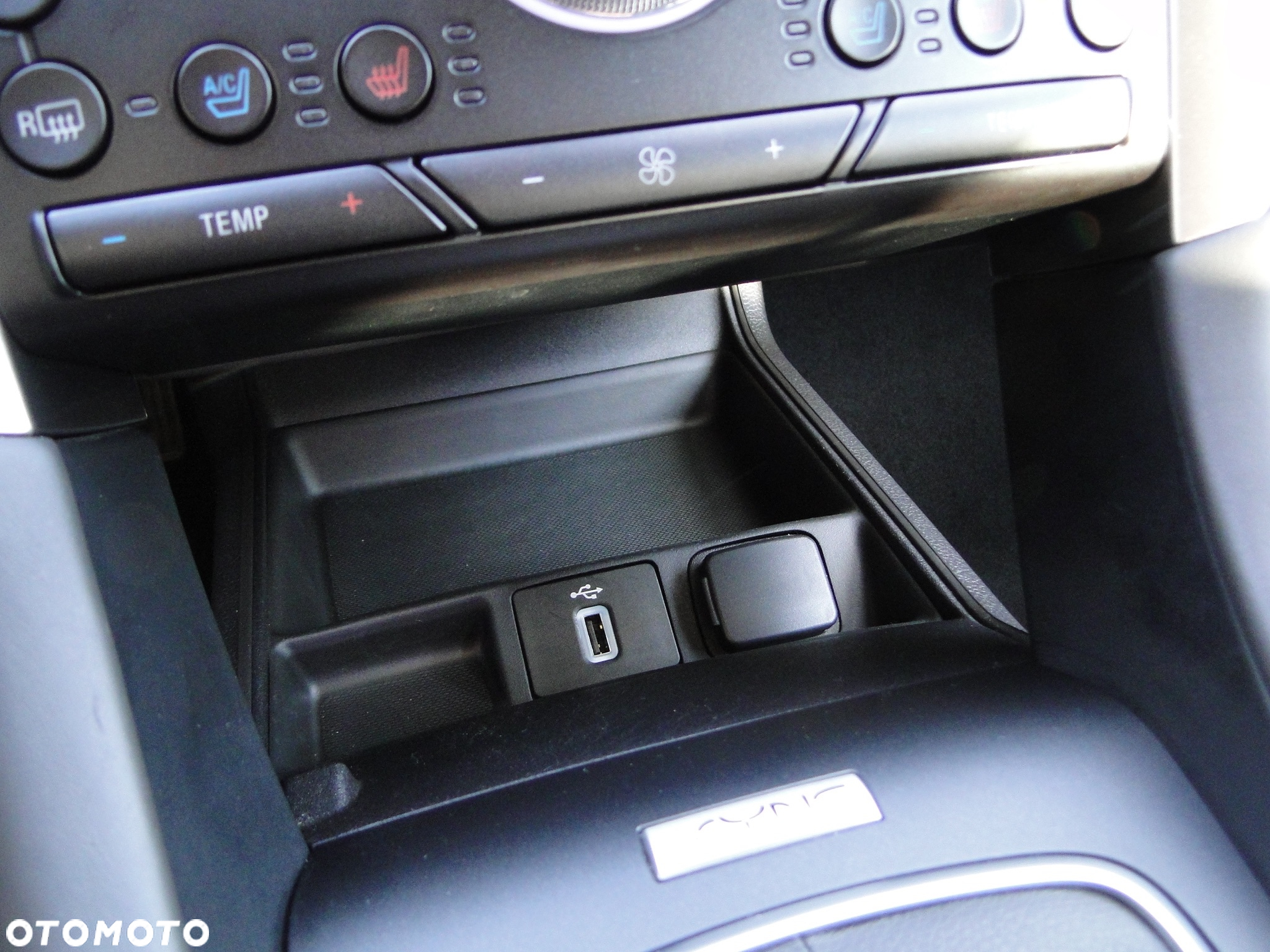 Ford Mondeo 2.0 Hybrid Vignale - 36