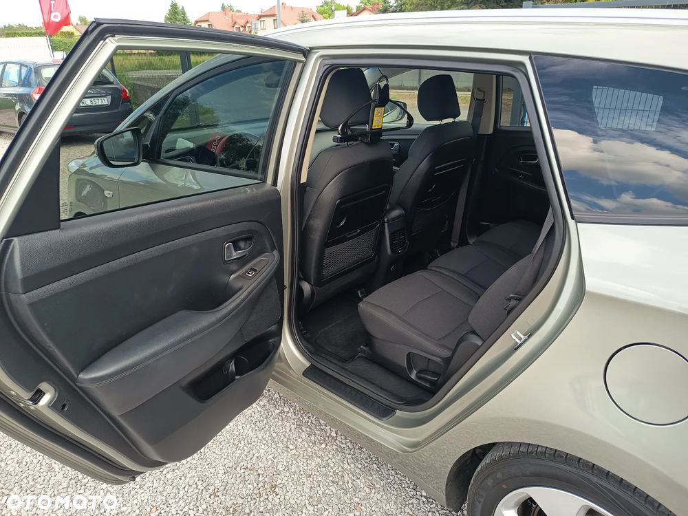 Kia Carens 1.6 GDI Dream-Team Edition - 35