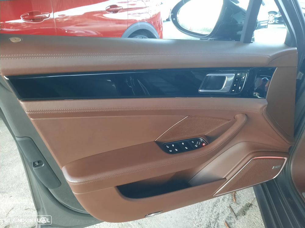 Porsche Panamera 4 E-Hybrid - 32
