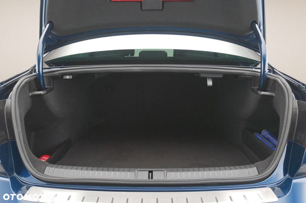 Volkswagen Passat - 16