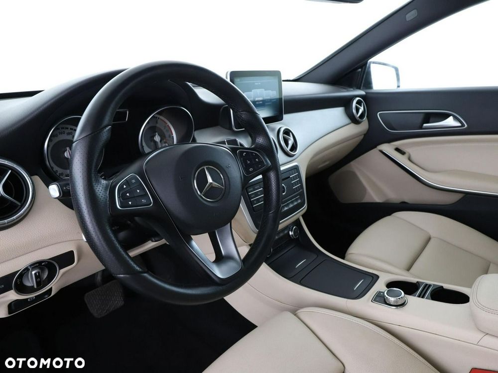 Mercedes-Benz CLA 200 7G-DCT Urban - 15