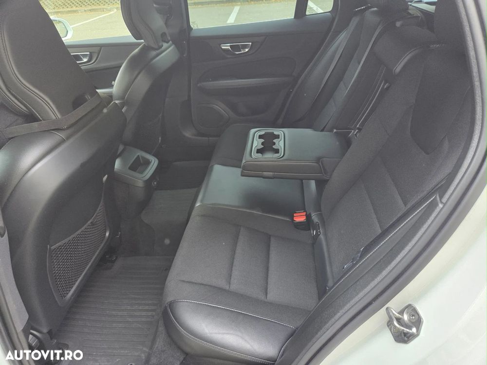 Volvo V60 B4 MHEV AT8 FWD Momentum Pro - 25