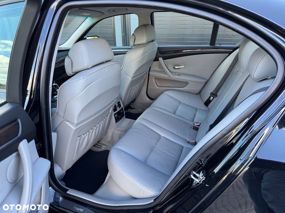 BMW Seria 5 550i Sport-Aut - 32