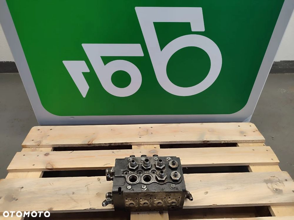 Rozdzielacz hydrauliczny 161B0014 319D28348 Fermec 965 - 1