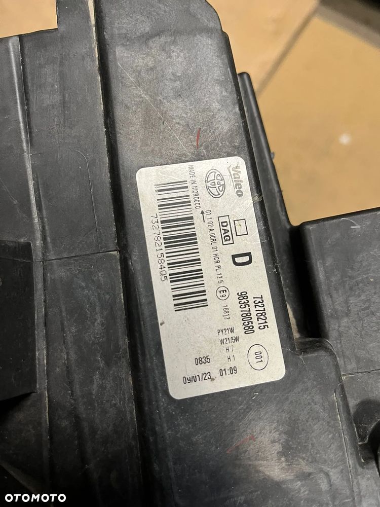 Lampa przednia prawa 73278215 Toyota proace stan nieznany - 2