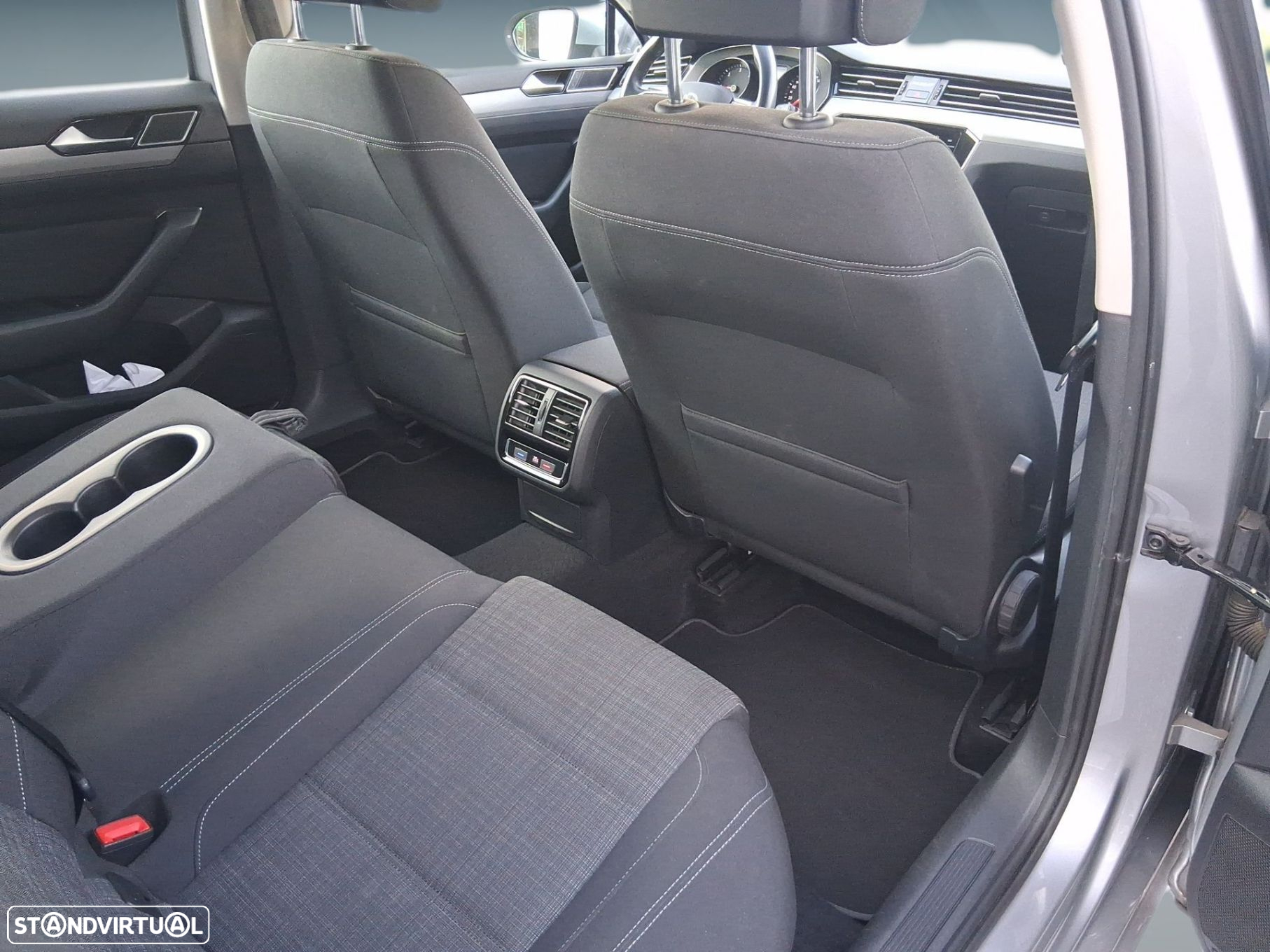 VW Passat Variant 2.0 TDi Business DSG - 29