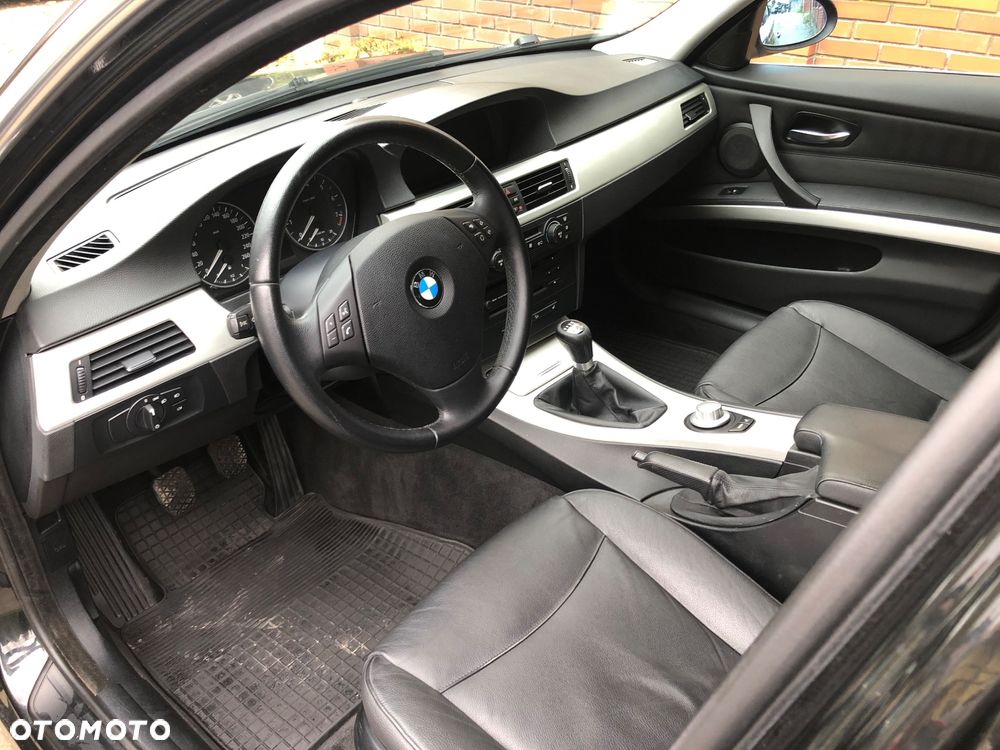 BMW Seria 3 325xi Touring - 11
