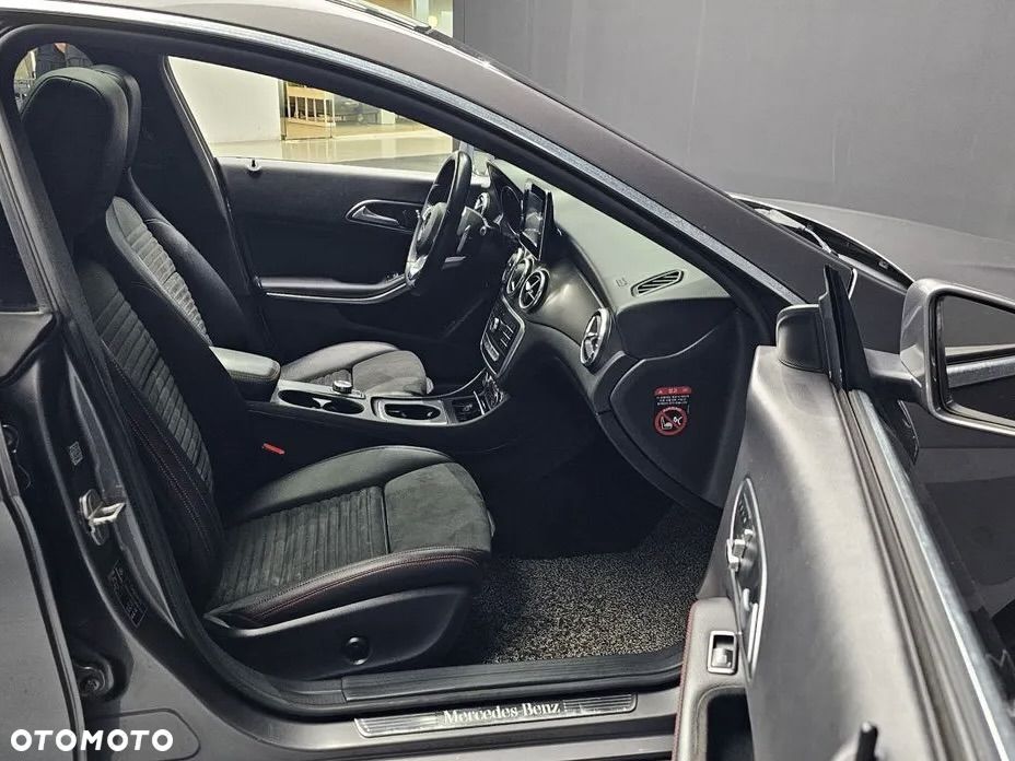 Mercedes-Benz CLA 220 4Matic 7G-DCT AMG Line - 11