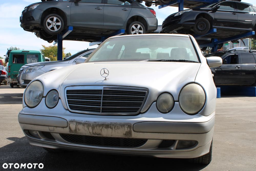 Mercedes W210 Sedan  Maska 744 Drzwi - 4