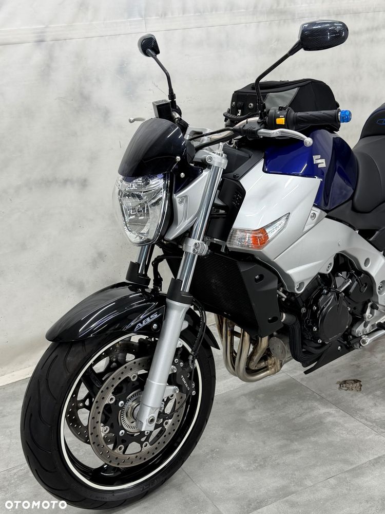 Suzuki GSR - 8
