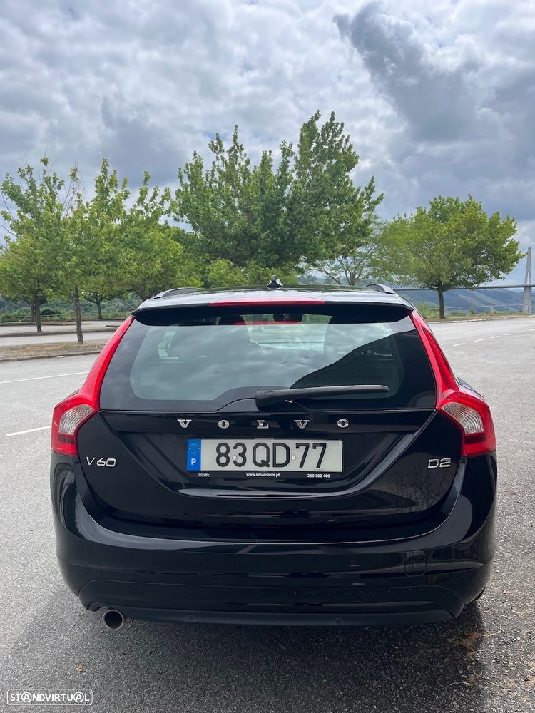 Volvo V60 2.0 D2 Momentum Geartronic - 3