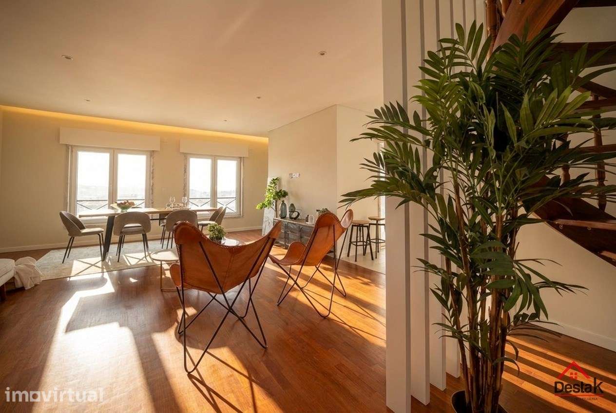 T3+1 DUPLEX Totalmente Renovado com Dois Pátios e Excelentes Áreas - Grande imagem: 5/31