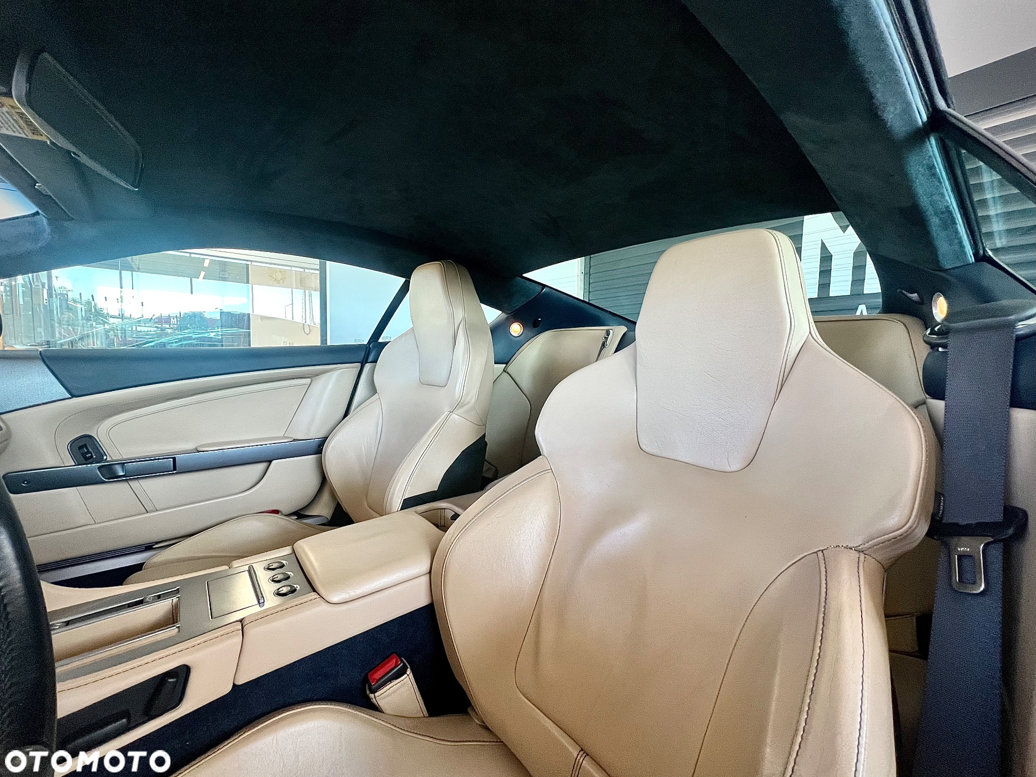 Aston Martin DB9 - 6