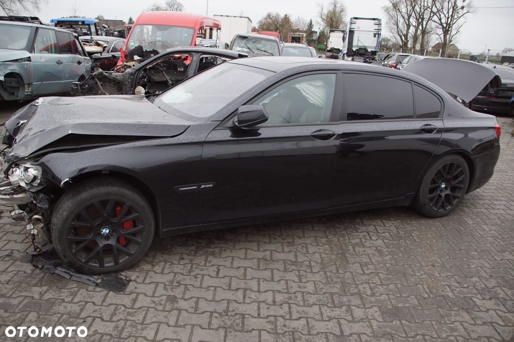 Pojazd na części BMW F01 750i Long xDrive, rocznik 2011 BLACK SAPPHIRE METALLIC (475) XCL.LEDER NAPPA ERW./D5 SATB HELL (NAD5) silnik N63B44O0 skrzynia GA6HP-26Z drzwi klapa szyba fotele long amortyzator - 2