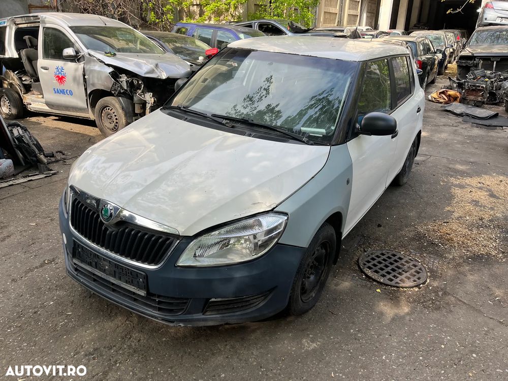 Dezmembrez Skoda Fabia 2 facelift 2012 alb 1,2 benzina - 5